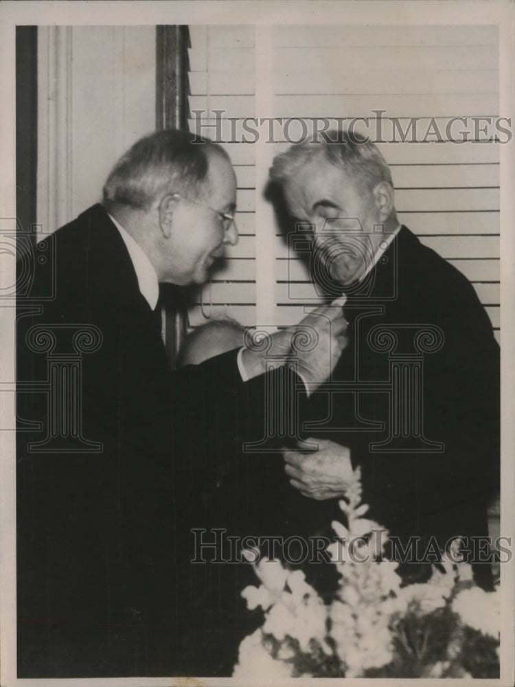 1937 Press Photo George Norris Presented Medal for Agricultural Service - Historic Images