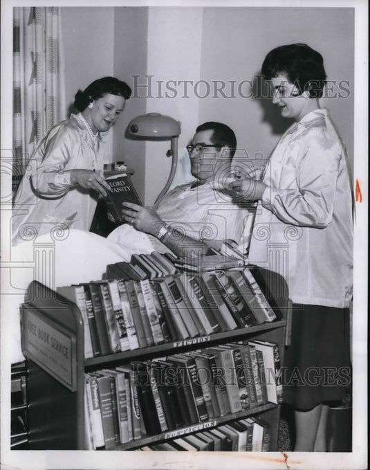 1961 Press Photo Volunteer Workers Distribute Books To Hospital Patients - Historic Images