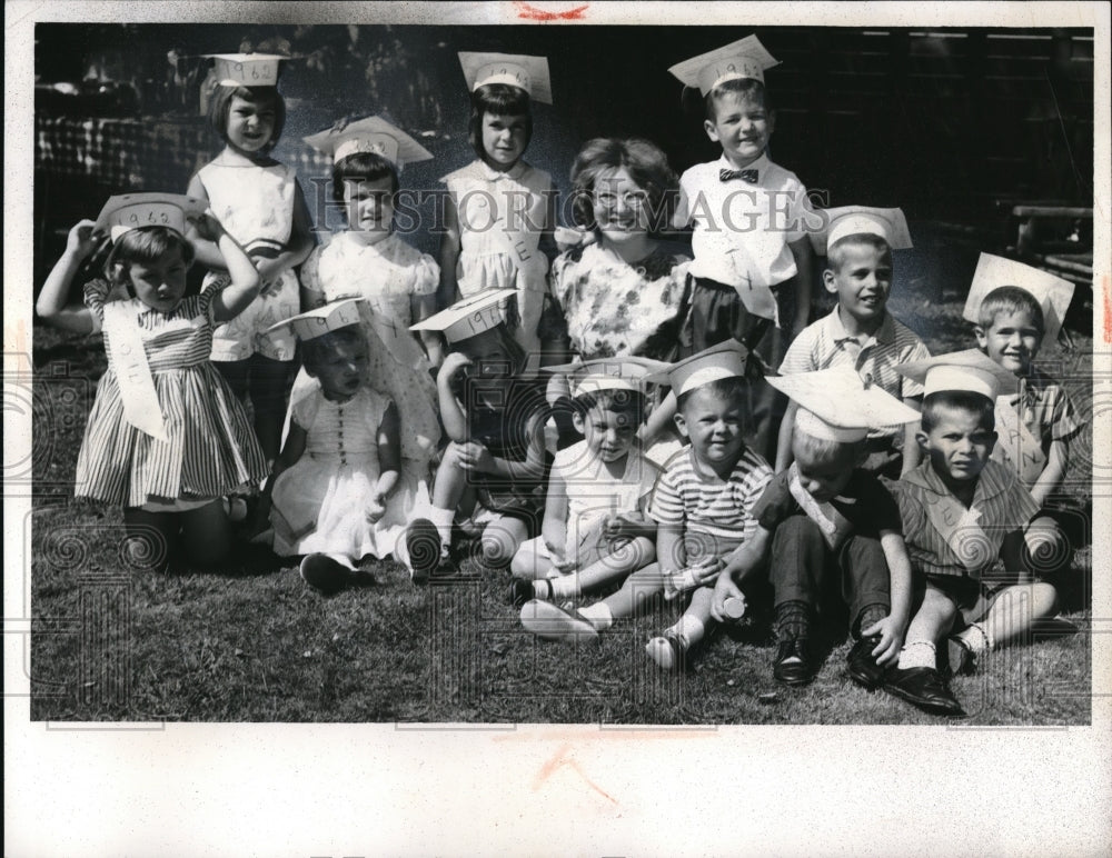 1962 Press Photo Graduation Day for 13 Children-Historic Images