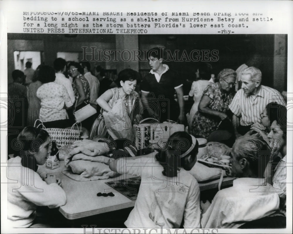 1965 Press Photo Miami Beach school serves as shelter for tornado residents - Historic Images