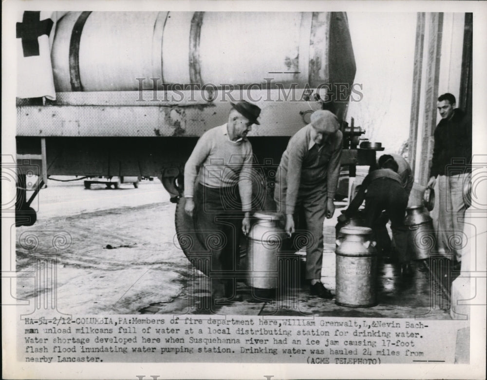 1951 Press Photo Members of Fire Department Unloading at Distribution Station - Historic Images