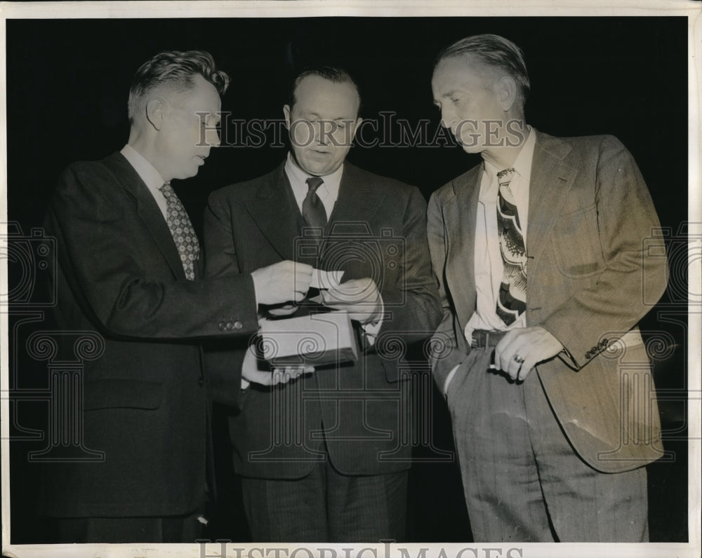 1942 Press Photo Governor Murray Van Wagoner Draws Names of Teams in Tournament - Historic Images