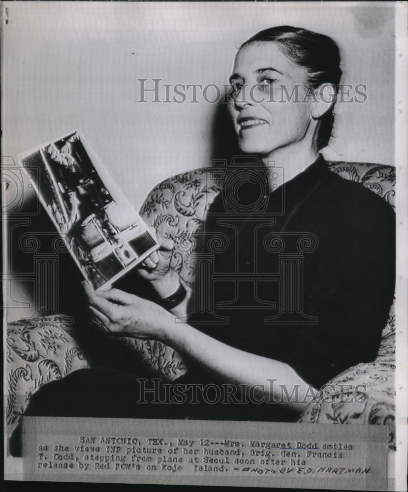 1952 Press Photo Mrs. Margaret Dedd holding INP picture of her husband - Historic Images