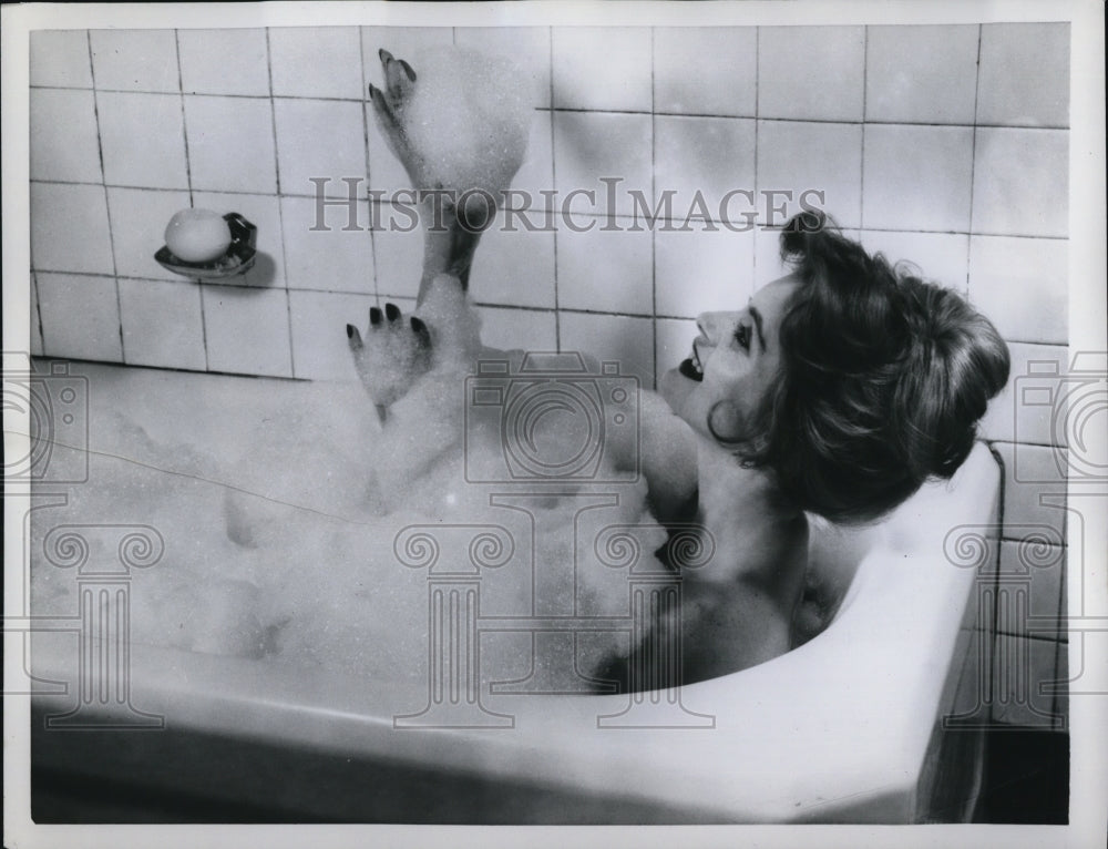 1959 Press Photo Soapless Cleanser That Foams Vitamins Essential To Skin - Historic Images