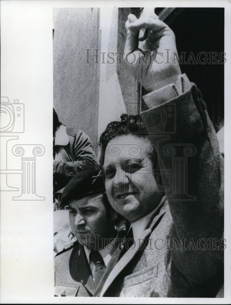 1974 Press Photo Mario Soares, responding to a warm reception from - Historic Images