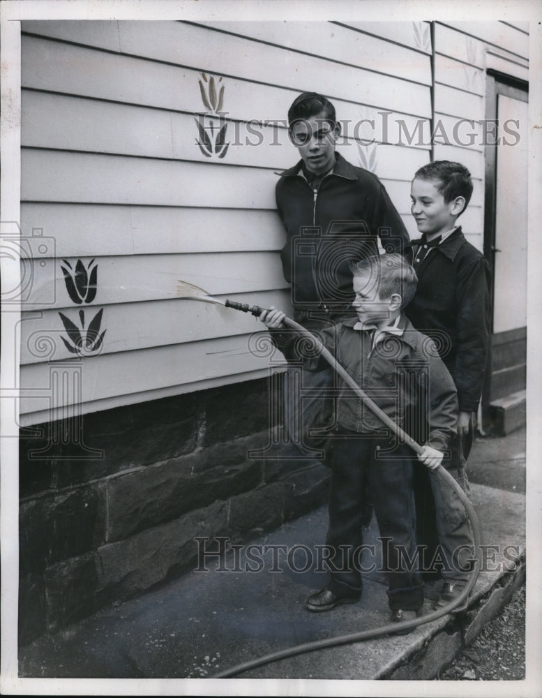 1954 Press Photo Akron Ohio The 3 sons of Charles Mosley take their father - Historic Images