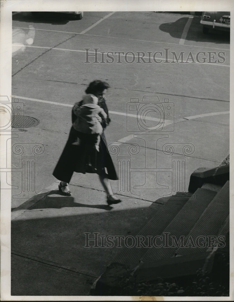 1952 Press Photo Mrs. Mary Macona carrying on Robert - Historic Images