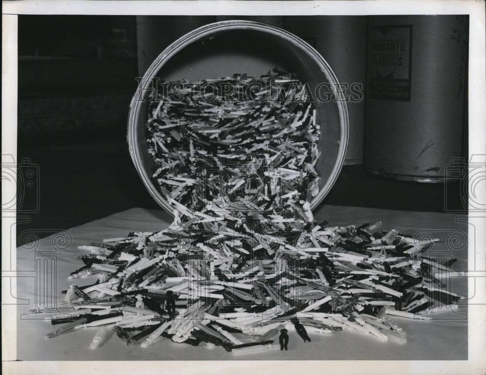 1947 Press Photo Springfield Mass new plastic clothespins made of Lustron by - Historic Images