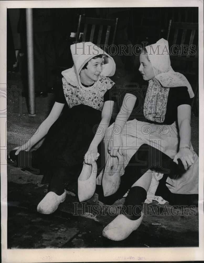 1950 Press Photo Holland&#39;s Klompen dancers Phylis Kean and DeLene Barr - Historic Images