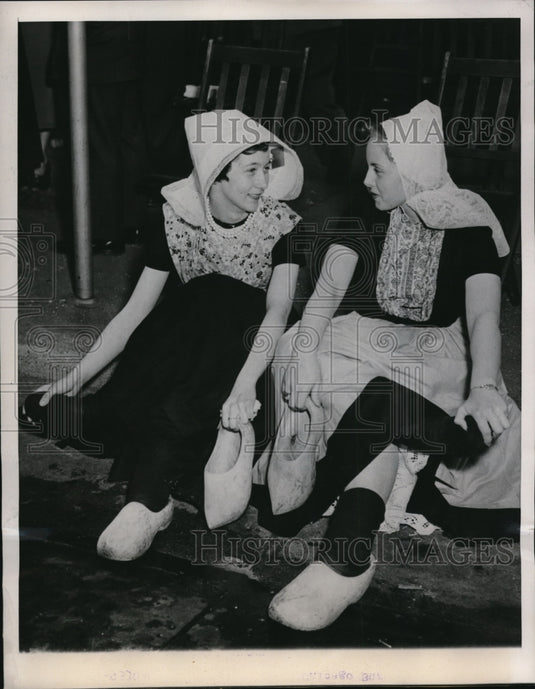 1950 Press Photo Holland's Klompen dancers Phylis Kean and DeLene Barr - Historic Images