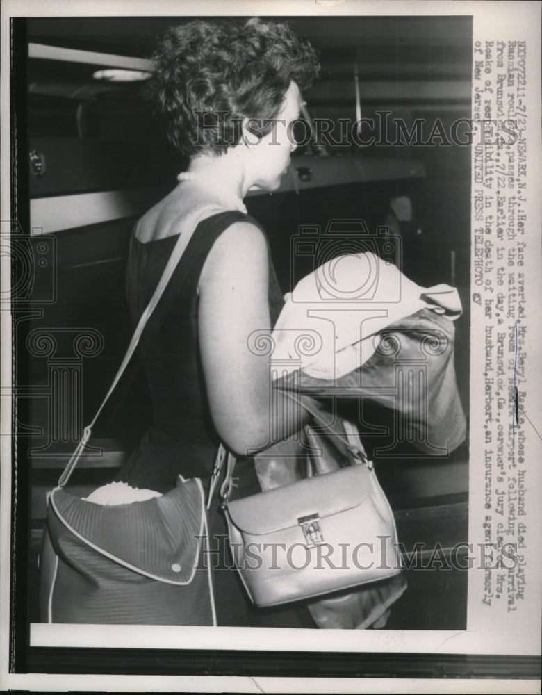 1957 Press Photo Mrs. Beryl Racke passes through waiting room of Newark Airport - Historic Images