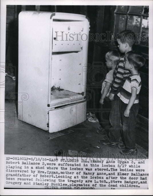 1955 Press Photo S. Badger, Gregory and Stanley Bucklew looking at ice box - Historic Images