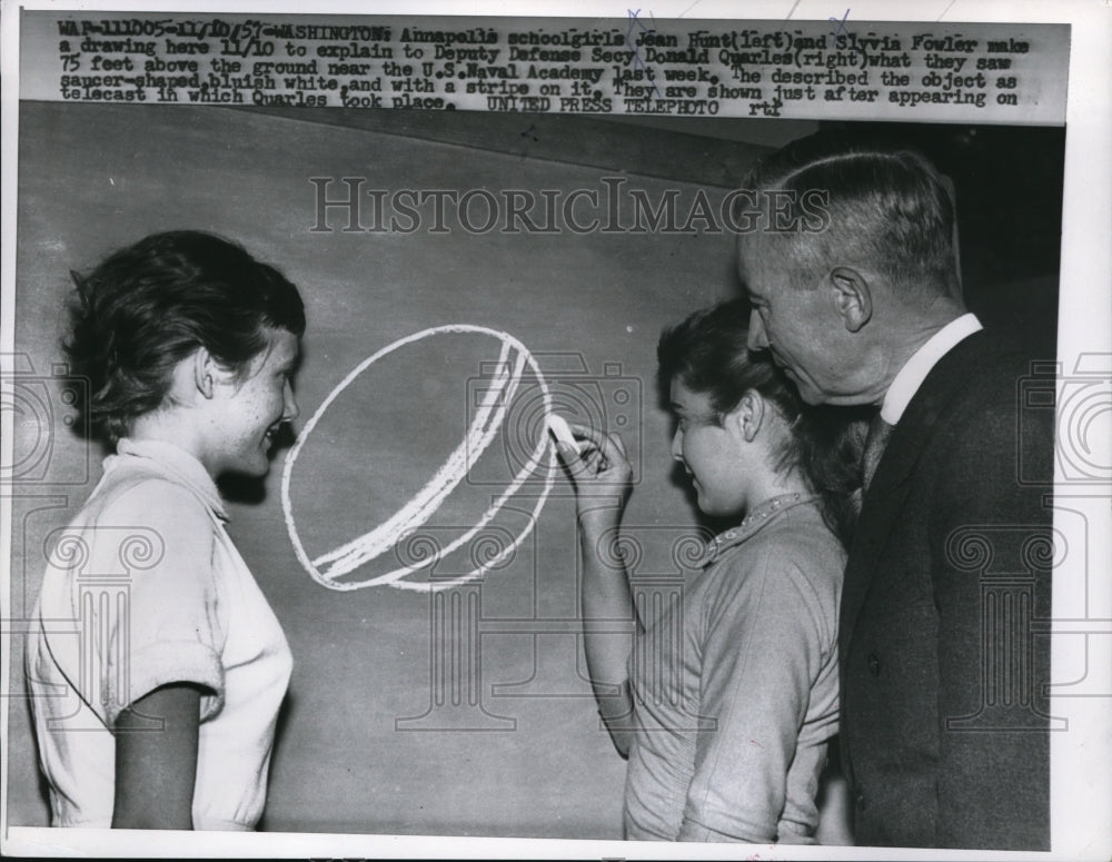 1957 Press Photo Jean Hunt &amp; Slyvia Fowler make drawing for Donald Quarles - Historic Images