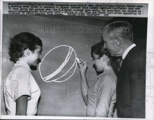 1957 Press Photo Jean Hunt & Slyvia Fowler make drawing for Donald Quarles - Historic Images