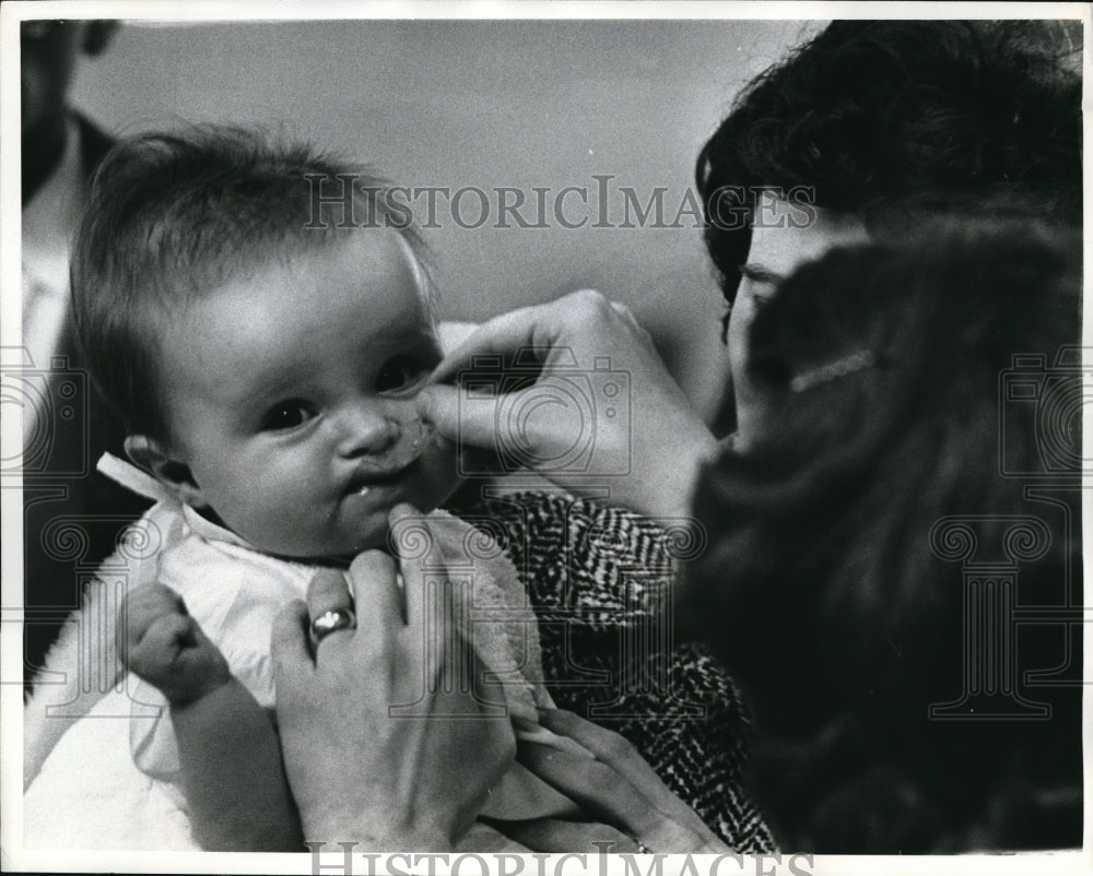 1961 Press Photo Baby Shiela Horne and her mother, Hilda - Historic Images