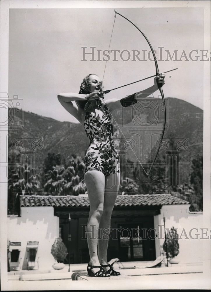 1938 Betty Pickering Takes A Bow After Scoring The Most Bull&#39;s Eyes-Historic Images