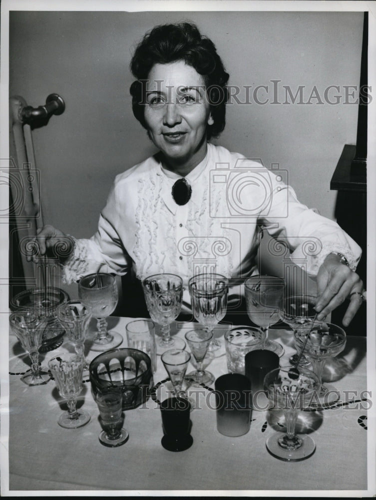 1960 Press Photo Mrs. John Quincy Wolf Taps Out A Melody On Antique Crystal - Historic Images