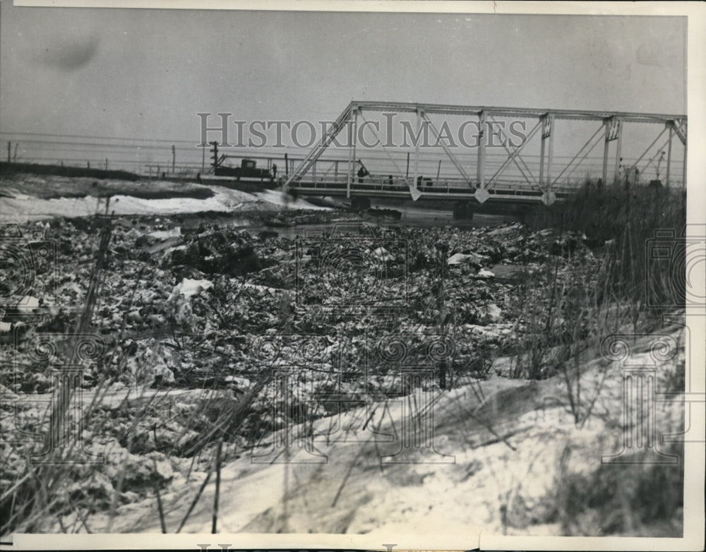 1936 Press Photo Dynamiting Of Ice Jame Nearly Wrecks Bridge - Historic Images