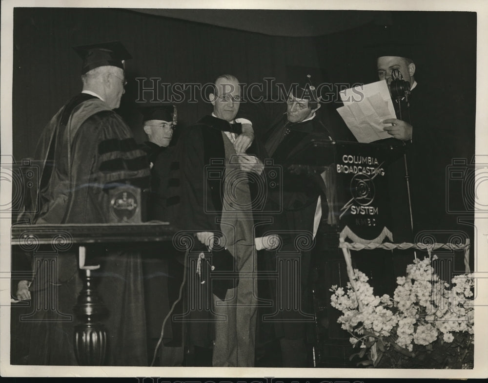 1935 Press Photo William Jewell college commencement excercises with M.S. Taylor - Historic Images