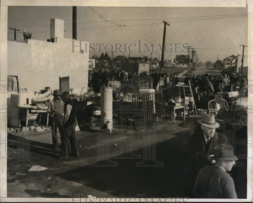 1940 Press Photo Furniture moved out of beach homes threatened by raging surf - Historic Images