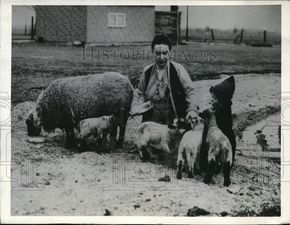 1943 Press Photo Nell Rose Hartwick &amp; daughter Bonnie, feeding quadruplets lamb - Historic Images