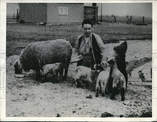 1943 Press Photo Nell Rose Hartwick & daughter Bonnie, feeding quadruplets lamb - Historic Images