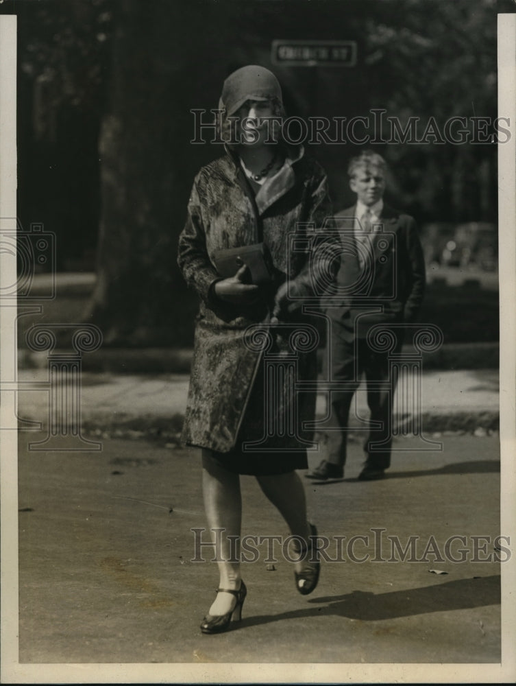 1927 Miss Helen Bradshaw comes to testify at murder trial. - Historic Images