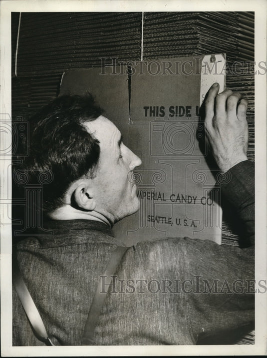 1943 Press Photo Joseph Wood, Carton Department, Imperial Candy Company - Historic Images
