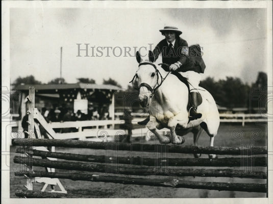 1926 Press Photo Anna Hedwitch, Washington DC making a perfect jump at the - Historic Images