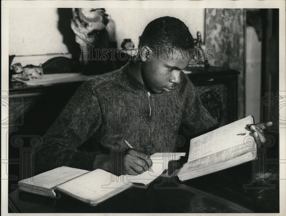 1937 Press Photo Mr M Bonner Studying - Historic Images