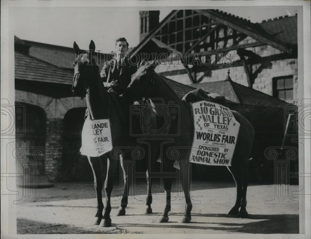 1933 Press Photo Bernard Rattner Rides Horseback from Texas to World Fair - Historic Images