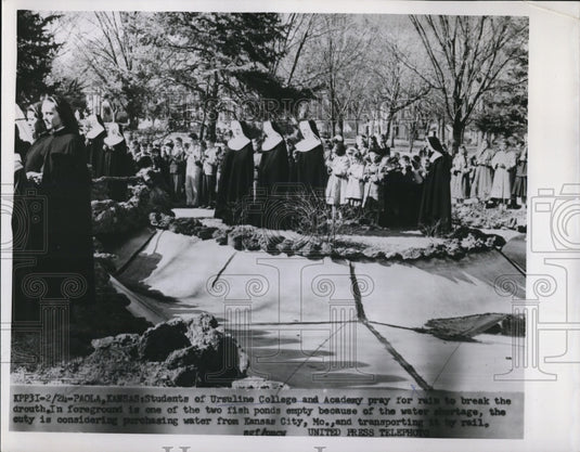 1954 Press Photo Students of Ursuline College and Academy Have Group Prayer - Historic Images