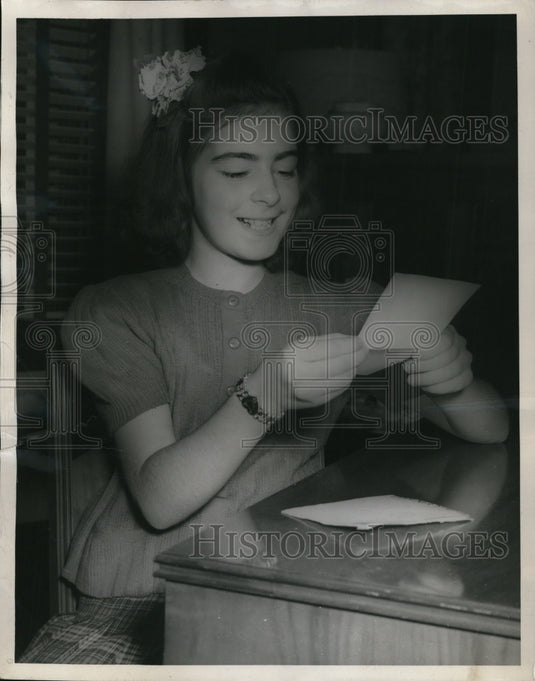 1945 Dolores Gore reads reply from Winston Churchill  - Historic Images