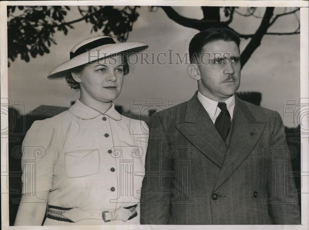 1938 Press Photo Lt. James Smith Jr rubber salesman and his wife - Historic Images