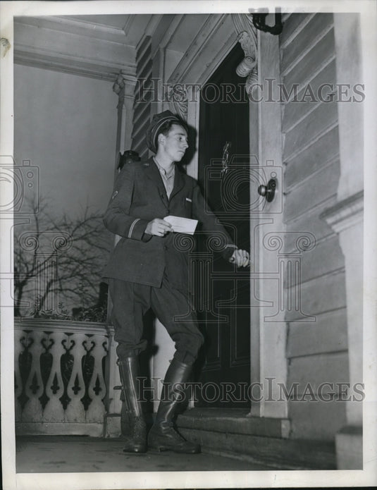 1946 Press Photo Wayne Gardner Delivers Telegram To John Lewis Mine Workers Head - Historic Images