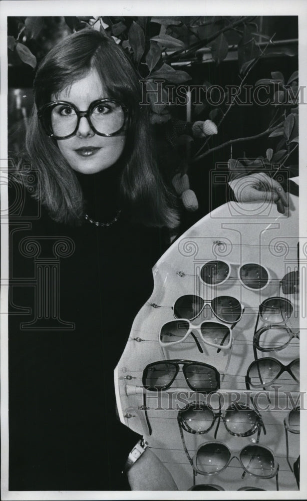1976 Press Photo Rericha Modles 1000 Dollar Sunglasses - ned37403-Historic Images