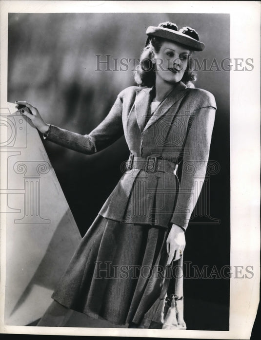 1946 Press Photo Unpressed pleats and a wide double-buckled belt spotlighting - Historic Images