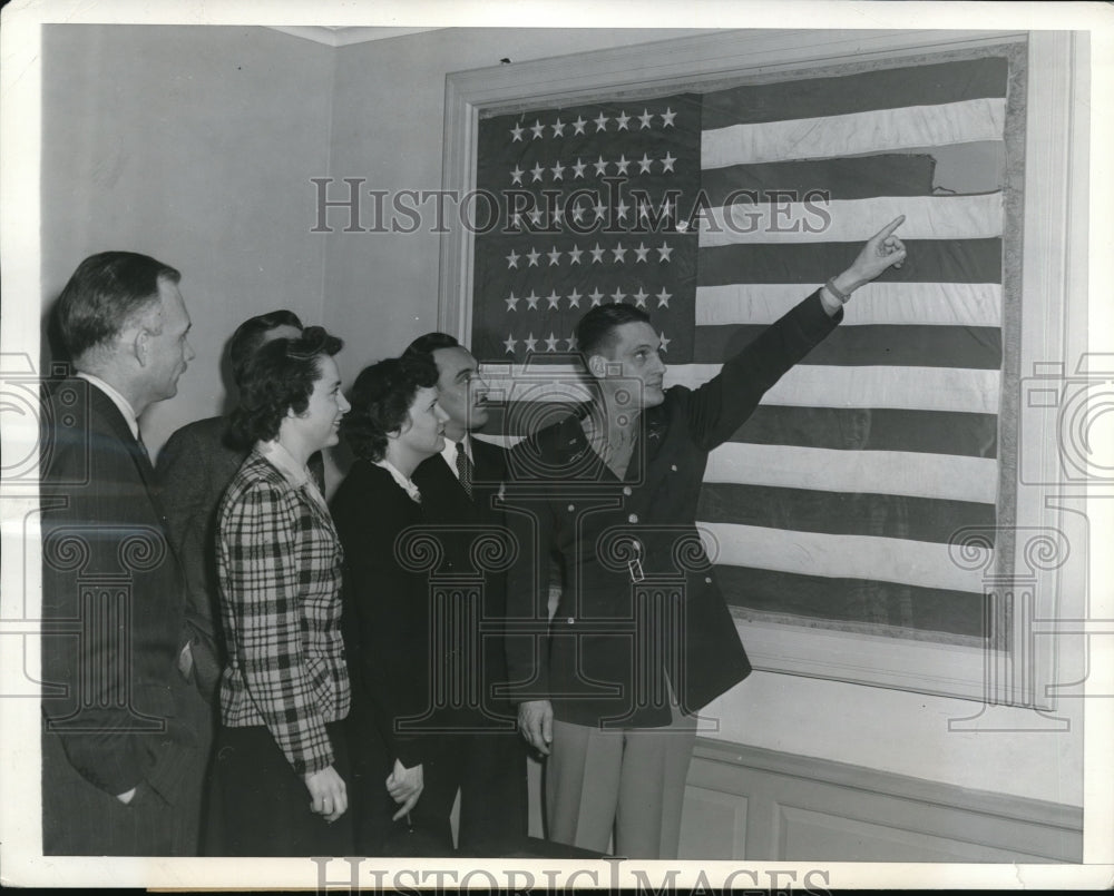 1943 Press Photo Lieut. D. Halverstadt Exhibits The Flag To Group - Historic Images