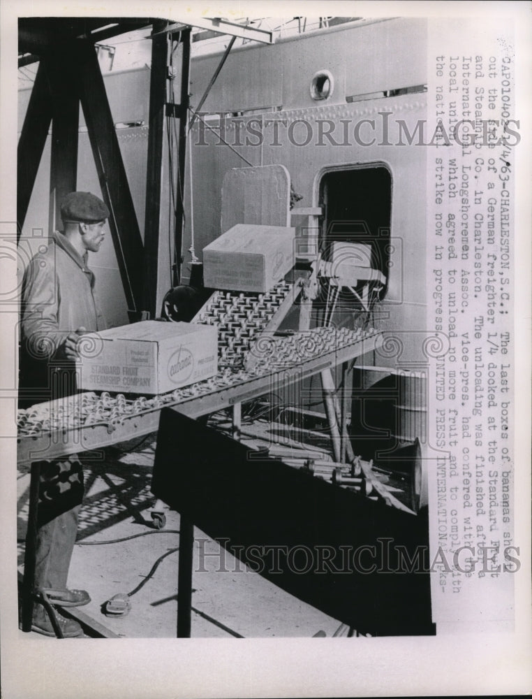 1963 Press Unload No More Fruit to Comply the National Strike - Historic Images