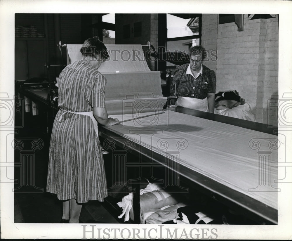 1943 Press Photo At an East Coast Port Naval Flags are manufactured for the Navy - Historic Images