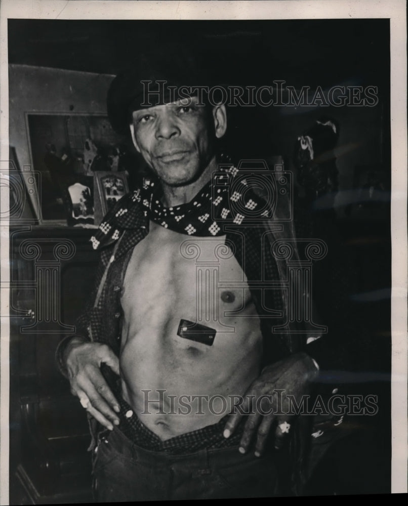 1939 Press Photo Narry &quot;Chief&quot; Couzzingo wearing a piece of mahogany wood to - Historic Images