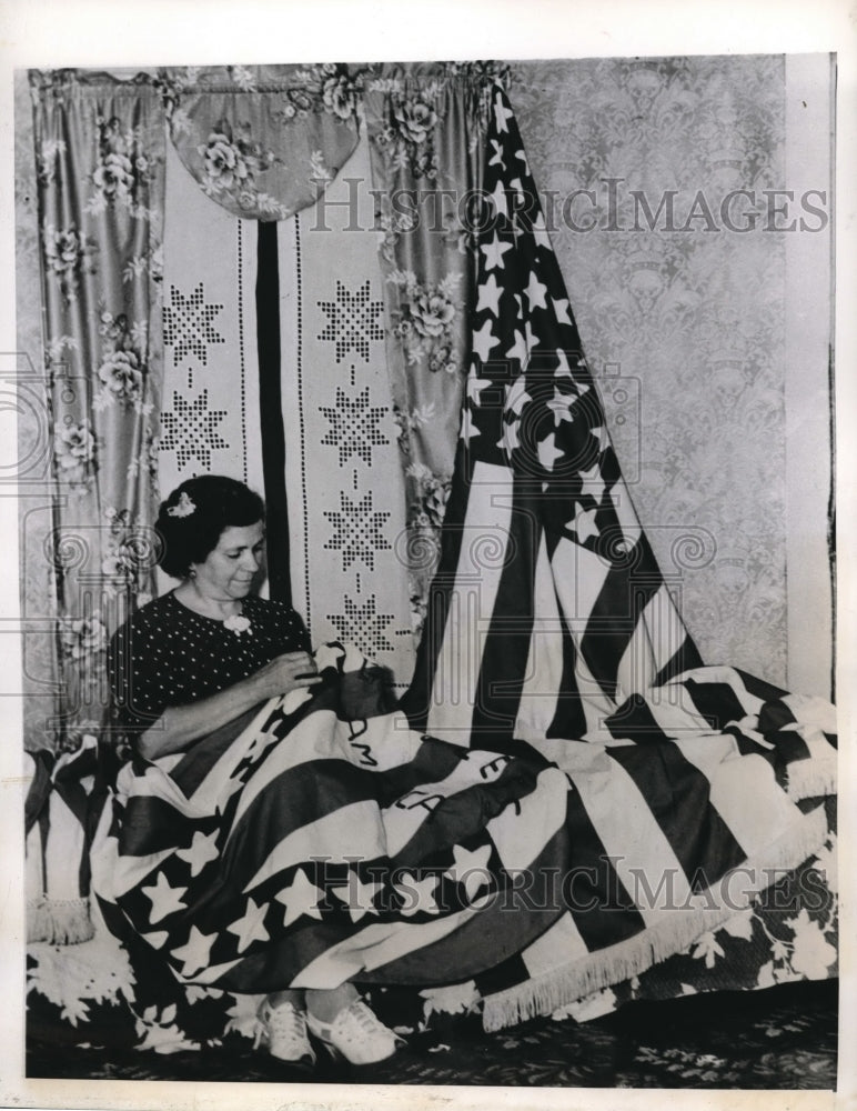 1944 Press Photo Mrs. Roma Isidori making a flag with 13 stars in shape of V-Historic Images