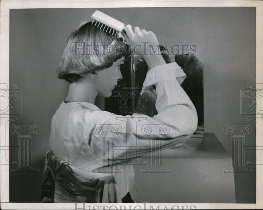 1948 Press Photo Hair brush with plastic fingers-Historic Images