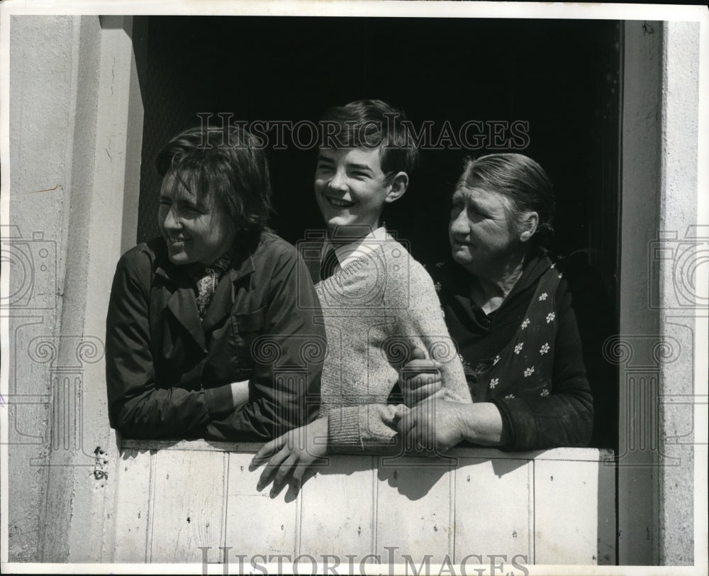 1963 Press Photo Mrs Mary Ryan, Her daughter Josephine and a cousin - Historic Images