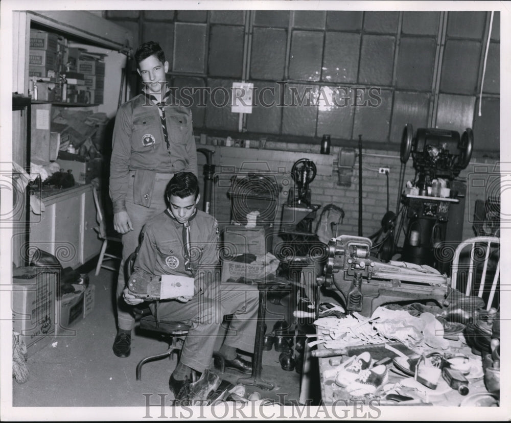 1960 Press Photo Boy Scouts Joe Zianno and John Kovalick at Goodwill Industries - Historic Images