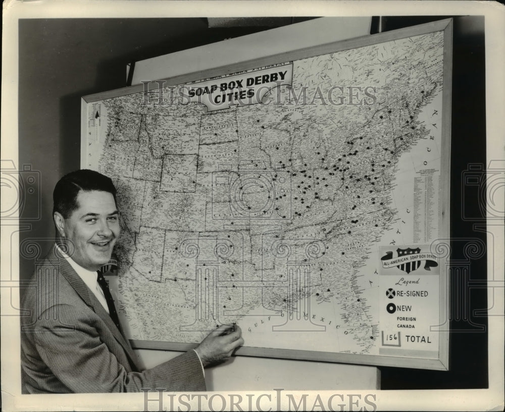 1955 Press Photo W. J. King places a marker for the 156th local race - Historic Images