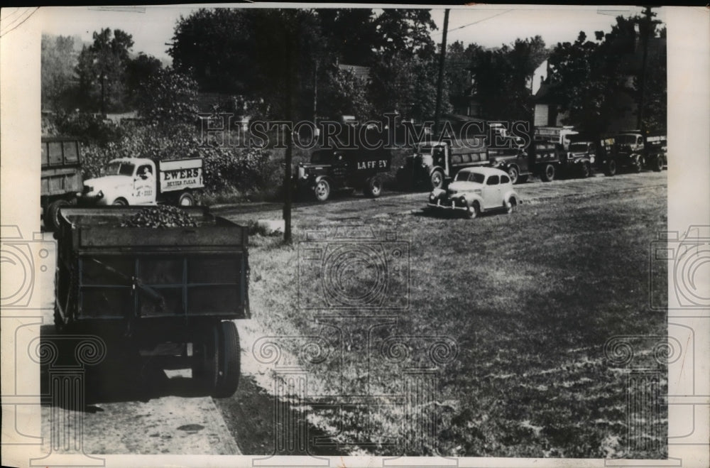 1949 Press Photo Empty trucks at the Semet Solvary Co.-Historic Images