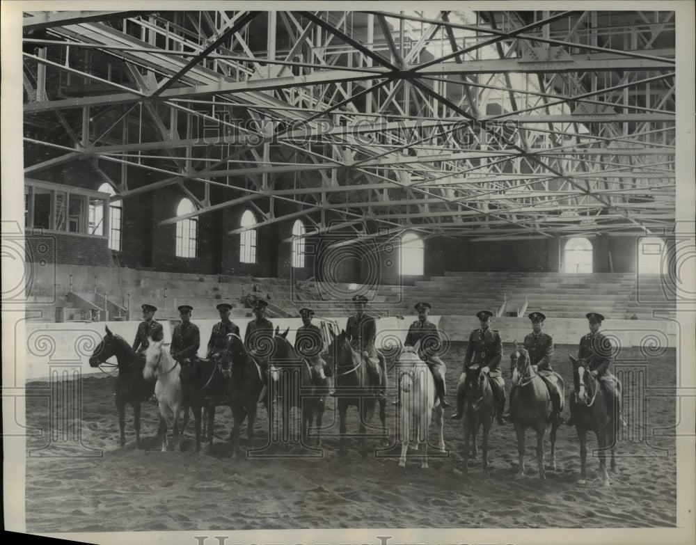 1934 Press Photo Fort Myers Virginia Kenyon Joyce Officers Arena Trying It Out - Historic Images