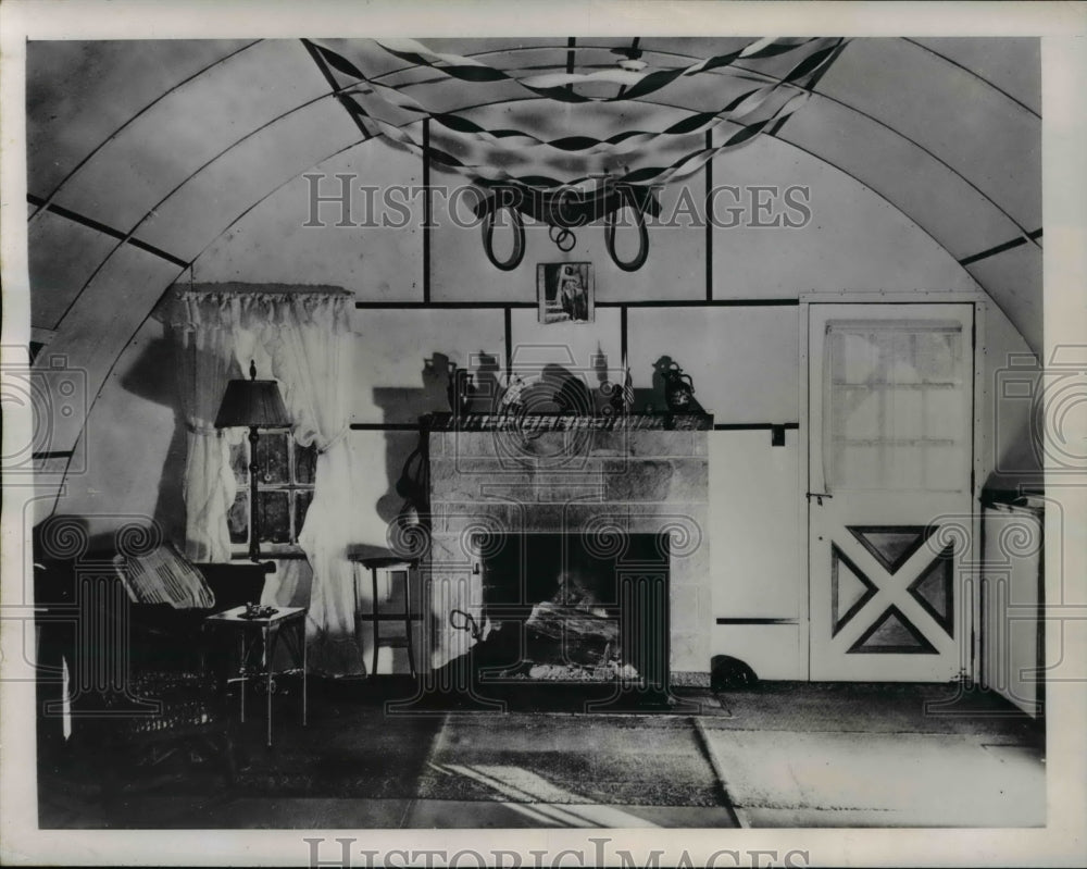 1946 Press Photo Interior of a Quonset hut as a hunting lodge-Historic Images