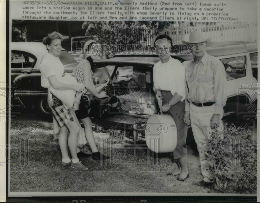 1960 Press Photo Beverly Aadland and the Eilers family prepare for a vacation - Historic Images